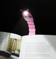 Könyvre csíptethető lámpa Flexilight Bookworm Pink